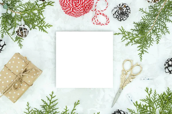 Weihnachtsrahmen aus Tannenzweigen, festliche Dekoration, Weihnachtskugeln auf weißem Hintergrund. leere Papierliste für 2020 To-do-Liste oder E-Mail mit Wünschen mit Kopierplatz — Stockfoto