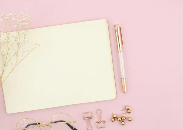 Feminino ainda conceito de vida em fundo rosa. Vista superior com ouro rosa estacionário e caneta, lendo óculos e abriu bloco de notas em branco. Flat lay mockup — Fotografia de Stock