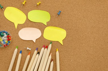 Düz kalem, iğne ve kopya alanı ile şekil sohbet balonları ile yapışkan notlar ile mockup mantar masası yatıyordu. Okul konseptine geri dön