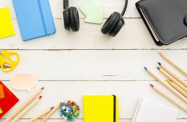 Marco de vista superior con espacio de copia. Escritorio de estudiante con cuadernos, auriculares. Aprender el concepto de idioma —  Fotos de Stock