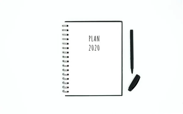 Flat lay to do 2020 lista plano ainda vida conceito mockup aberto espiral notebook e caneta preta no fundo branco — Fotografia de Stock