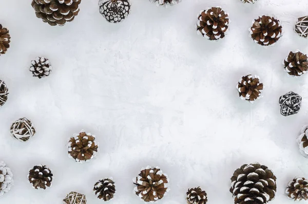 Christmas minimal ram koncept. Pinecones på vit bakgrund kant sammansättning. Kopiera utrymme för text — Stockfoto