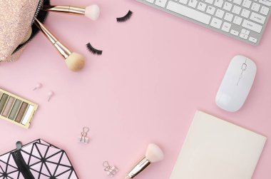 Kadın masa. dizüstü bilgisayar, bilgisayar, lezzetli. Düz kompozisyon, Üst görünüm. Düz yatıyordu. Klavye, fare ve makyaj araçları ile Glamour Moda konsepti