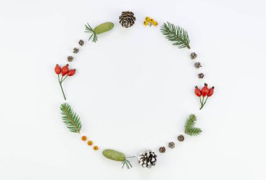 Üst görünüm yuvarlak çember şekilli Noel çerçevesi beyaz zemin üzerinde karla izole edilmiş ve maket alanı için kopyalama alanı