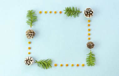 Mavi arka planda koni ve böğürtlenli Noel yeşili çerçeve