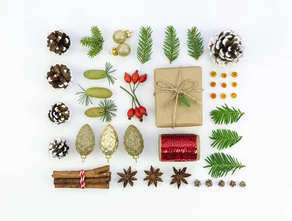 Top vista fundo de Natal ou cartão de Natal. Ramos de pele, cones de pinheiro e presentes padrão em branco — Fotografia de Stock