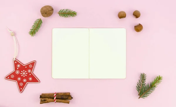 Neujahr 2020 Komposition auf rosa Hintergrund. von oben, kopieren Sie Raum Weihnachtsdekoration mit leerem geöffnetem Notizblock für Ihren Text — Stockfoto