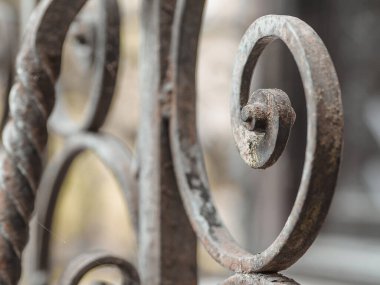 Yakın çekim eski sahte kapı. Metal deseninin bir parçası. Paslı metal çitler. Korku evi, Cadılar Bayramı konsepti