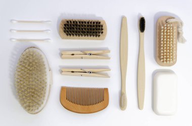 Üst Görünüm Sıfır Atık Ahşap Banyo aksesuarları beyaz arka planda sert ışık ile