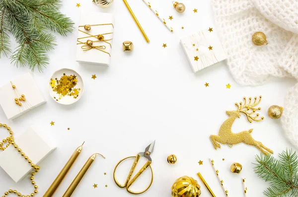Flat lay frame mockup de presentes de Natal embalagem composição com espaço de cópia. Xmas ramos e cores de ouro decoração no fundo branco — Fotografia de Stock