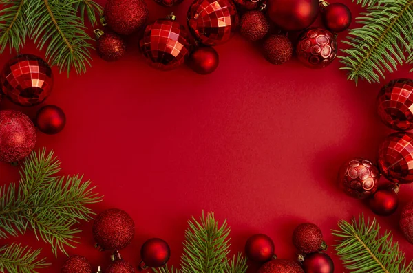 Flat lay Christmas, New Year red stylish frame mockup with copy space for Merry Christmas text. Téli ünnepek összetétele karácsonyfa ágak és piros üveggolyók — Stock Fotó