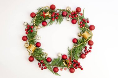 Top manzaralı Holly Berry ve Firavun dalları, Noel çelengi, tatil sezonu beyazlar üzerinde izole. Pankart ya da Mutlu Noeller işareti için boşluk kopyala