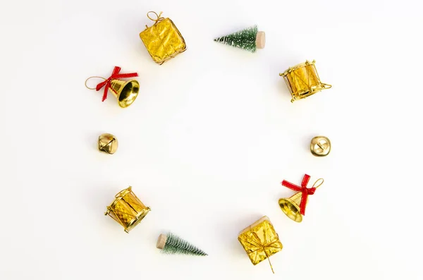 Vista dall'alto Cornice rotonda Mock up con spazio per Buon Natale testo realizzato con decorazioni natalizie: scatole regalo, albero e palline. Colori oro e bianco — Foto Stock
