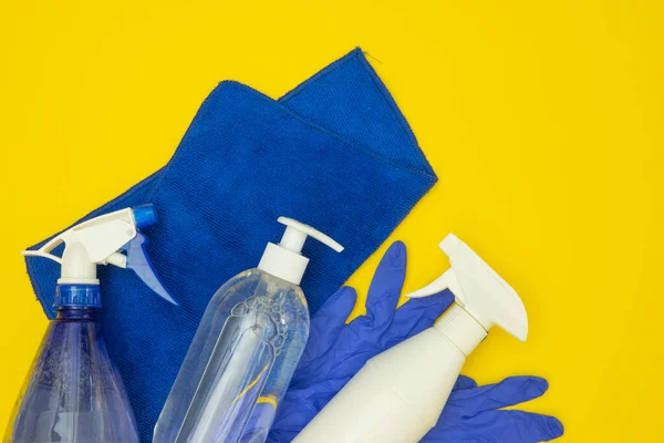 Karantina ve dezenfeksiyon fikri. Mavi temizlik spreyi şişeleri, havlu ve lateks eldivenler. Düz yatıyordu — Stok fotoğraf