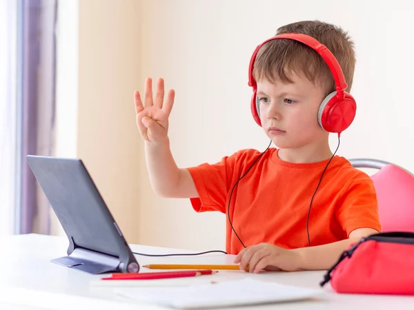 Wiskunde e-learning concept. Kind Kijkend naar de tablet en toont het nummer met de vingers — Stockfoto