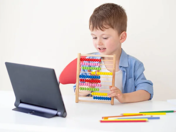 Online onderwijs en leren voor kinderen. Slimme jongen met digitale tablet houdt tellen nummer frame wiskunde thuis op een online wiskundeles — Stockfoto