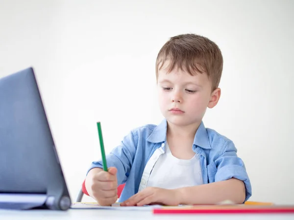 Online e-lessen voor kleuters. Kid kijken video les op een tablet thuis, leren tekenen — Stockfoto