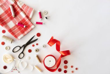 bireysel terzilik kavramı. Beyaz arkaplanı kesip dikmek için kırmızı araçlar ayarlandı. Metin için boşluk ile düz uzandı