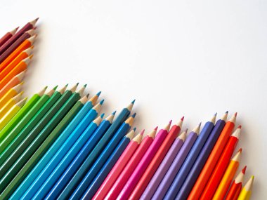 Okul konseptine geri dönelim. Üst üste renkli kalemler yığını. Kopya alanı olan beyaz bir arkaplanda hayat devam ediyor