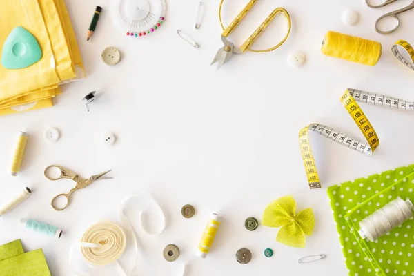 Adapta el espacio de trabajo y el marco del borde del concepto de costura. Kit de herramientas para cortar sobre fondo blanco. Colocación plana, espacio de copia —  Fotos de Stock