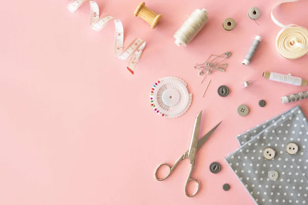 Vrouwelijke werkpleklijst op maat Accessoires en gereedschappen voor het naaien op een roze achtergrond. Bovenaanzicht — Stockfoto