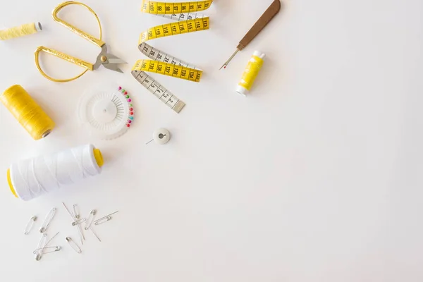 Maßband, Schere und Faden, Nähwerkzeuge, flacher Legerahmen auf weißem Hintergrund. Kopierraum — Stockfoto