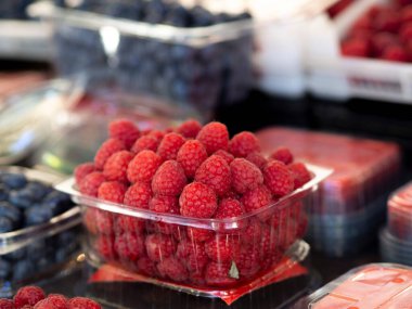 Taze meyve ve sağlıklı gıda konsepti. Biyolojik gıda pazarında ahududu dolu sepetler.