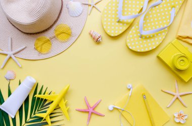 Yaz tatili sınır çerçevesi modeli. Sarı arka planda plaj aksesuarları. Boşluğu kopyala