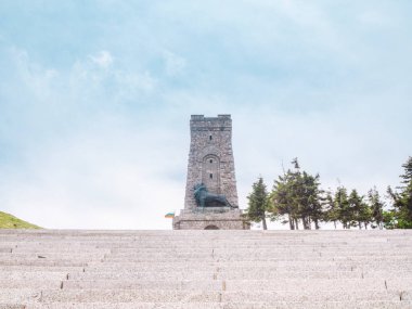 Shipka Anıtı Savaşı. Yazın merdivenli ön manzara