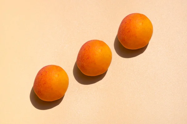 Плоди ізометричної мінімальної концепції. Набір персиків з твердою тіні — стокове фото