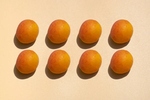 Ensemble d'abricots avec lumière du soleil. Concept de fruits frais. Vue du dessus — Photo