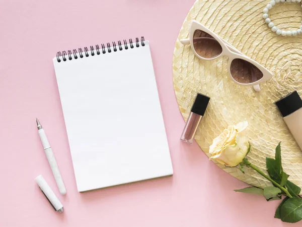 Mesa de visão superior da mulher da moda. Notebook mockup, caneta e rosa flor sobre fundo rosa. Espaço de cópia — Fotografia de Stock