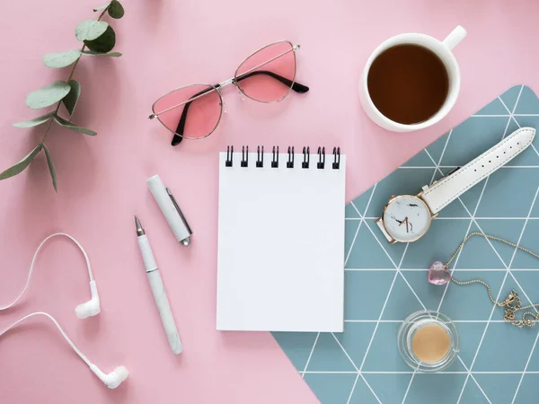 Flat lay Feminine to-do notebook mockup. Chá, artigos de papelaria e acessórios de beleza em um fundo rosa — Fotografia de Stock