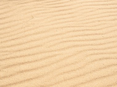 Sahilde altın kum dalgası dokusu var. Üst görünüm