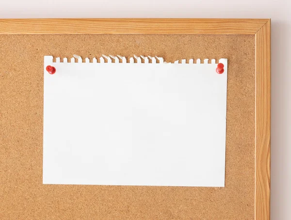 Cierra la maqueta de notas de papel. Alfileres en una tabla de corcho. Copiar espacio —  Fotos de Stock