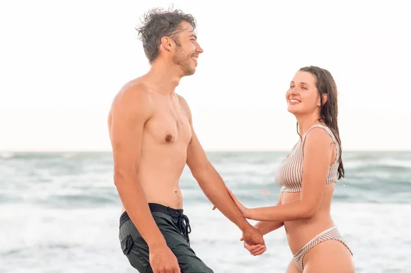 Concepto romántico de vacaciones en el mar. Los retratos de la pareja en el agua se miran de cerca. — Foto de Stock