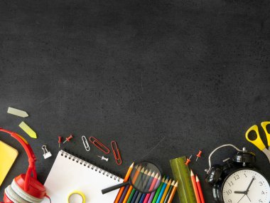 Okulun çerçeve modeli. Öğrenci malzemeleri ve kırtasiye malzemeleriyle çerçevelenmiş siyah karatahta dairesi. Metin veya afiş için boşluk kopyala