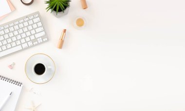 Minimum kalçalar, klavye, defter, kahve ve fotokopi arkaplanı olan kadınsı çalışma masası. Düz yatıyordu
