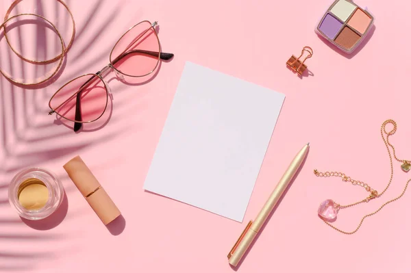 Feminine flat lay fashion notes mockup. Caderno, cosméticos e folha de palma em um fundo rosa — Fotografia de Stock