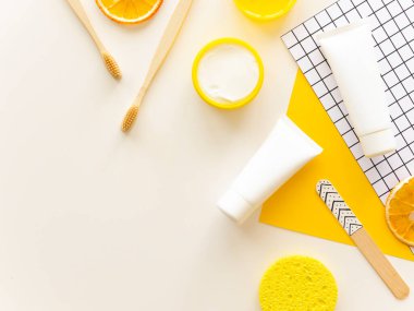 Kozmetik beyaz kavanoz şişesi. Diş fırçaları ve üst manzara.