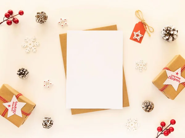 Weihnachtsbrief für Weihnachtsmann-Attrappe mit leerer Postkarte und Weihnachtsdekoration auf weißem Tisch — Stockfoto