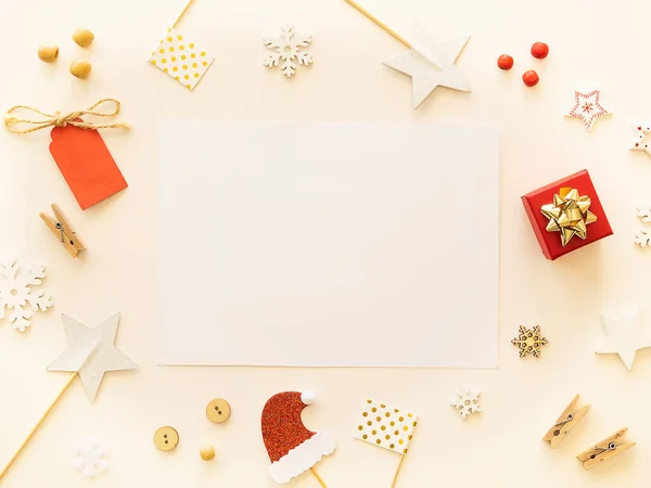 New Year Brief Draufsicht Attrappe mit Kopierraum und Weihnachtsdekoration auf weißem Hintergrund — Stockfoto