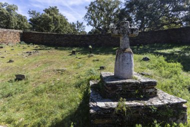extremad bir köyün eteklerinde eski terk edilmiş mezarlık