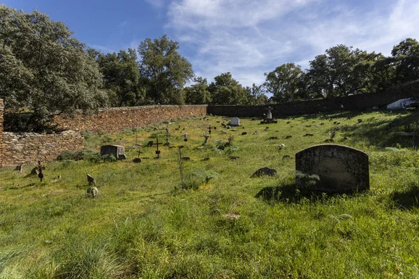 Vieux cimetière abandonné à la périphérie d'un village à extremad — Photo