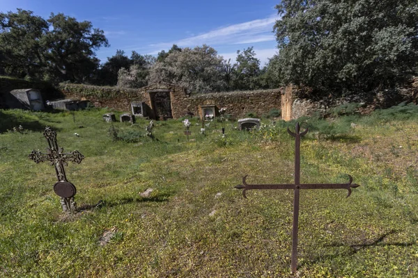 Velho cemitério abandonado nos arredores de uma aldeia em extremad — Fotografia de Stock