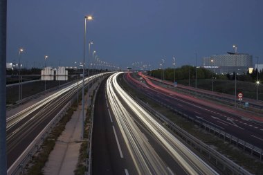 Otoyolda trafik sıkışık.