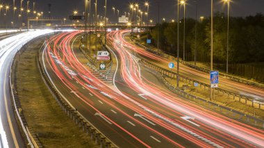 Otoyolda trafik sıkışık.