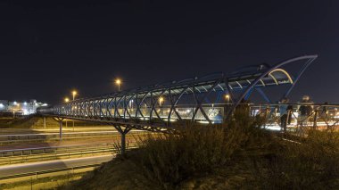 Otoyolda trafik sıkışık.