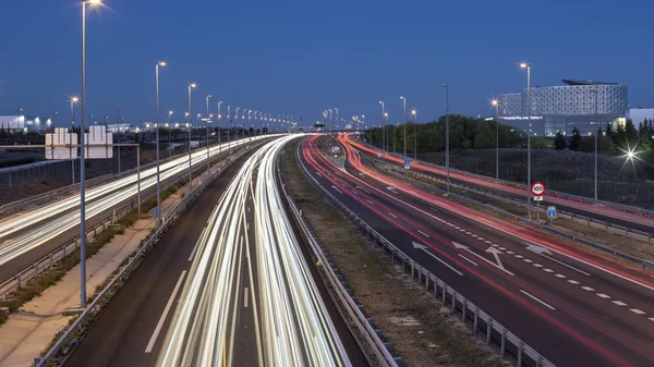 Otoyolda trafik sıkışık.