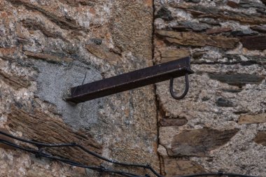 Bir kilisenin tepesinde eski vane